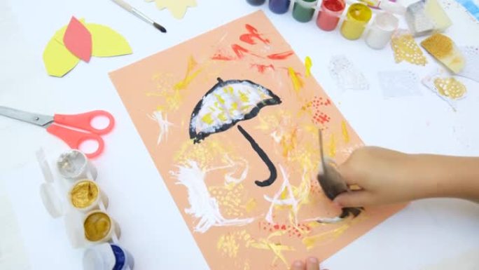 秋卡。儿童油漆伞和抽象秋季公园用海绵和鸟羽毛像画笔