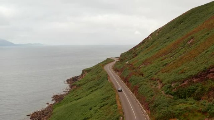 沿着斯莱赫海岸悬崖上方惊人的全景路线。在横越斜坡的道路上向前跟踪汽车。爱尔兰