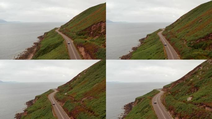 沿着斯莱赫海岸悬崖上方惊人的全景路线。在横越斜坡的道路上向前跟踪汽车。爱尔兰