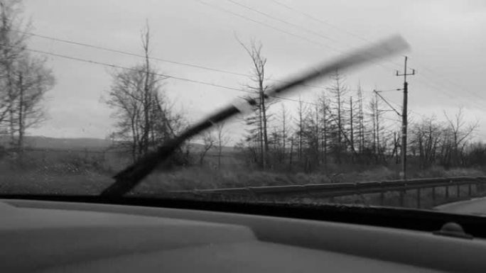 汽车挡风玻璃上的雨刷。