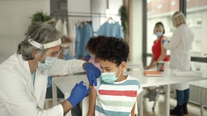 儿童接受新型冠状病毒肺炎疫苗。