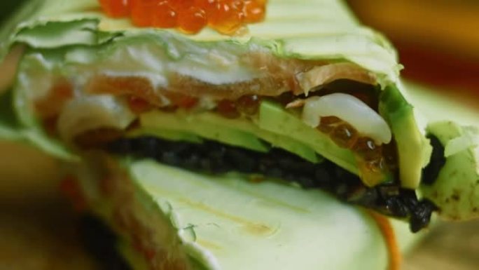 寿司和墨西哥卷饼的组合。荔枝也用于回味