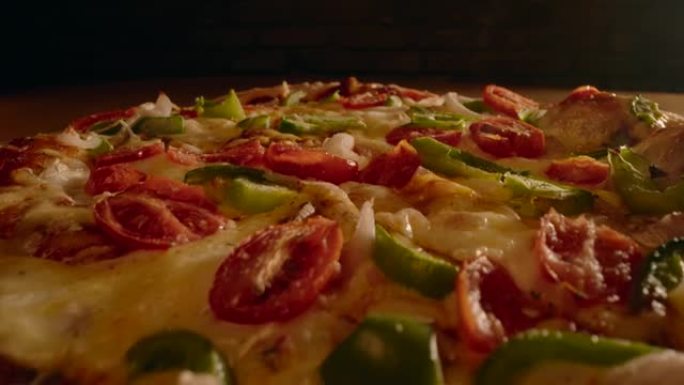 美味热气腾腾的深盘披萨广角微距拍摄