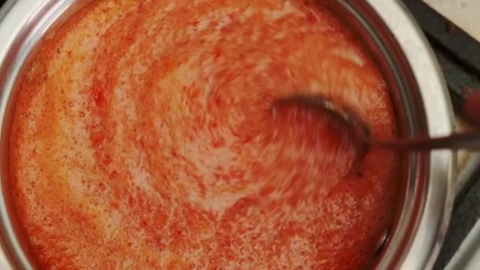 番茄和红辣椒酱在平底锅里炖。煮米饭的调味汁。
