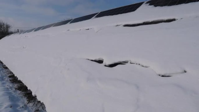 发电厂太阳能电池板上的雪。大幅减少发电量