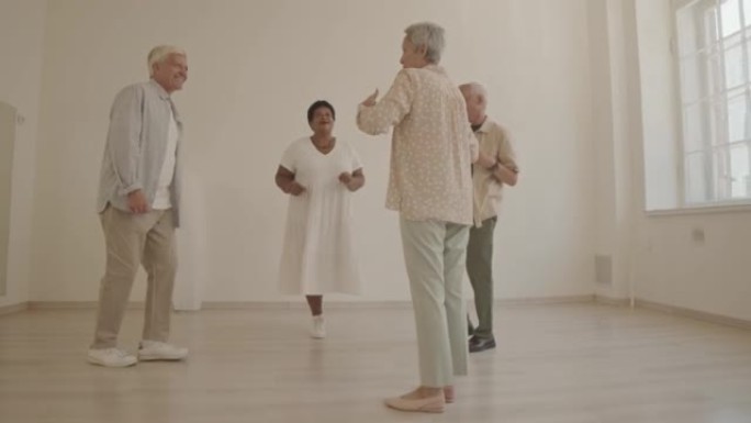 在舞蹈工作室跳舞的多样化老年人