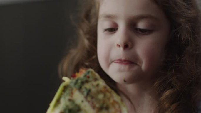 小女孩的肖像被胃口大的美味披萨咬掉了