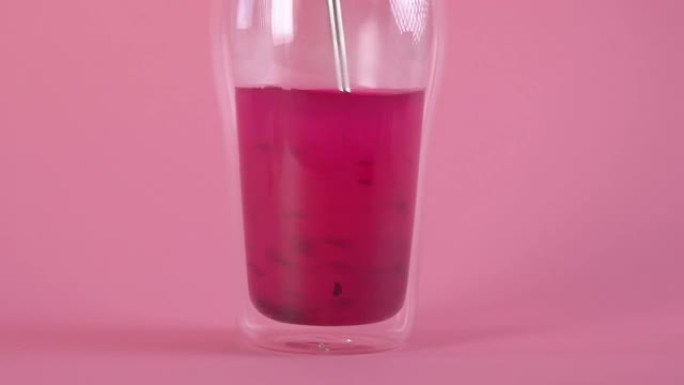 用玫瑰花瓣和火龙果粉制作粉红玫瑰茶。健康饮料
