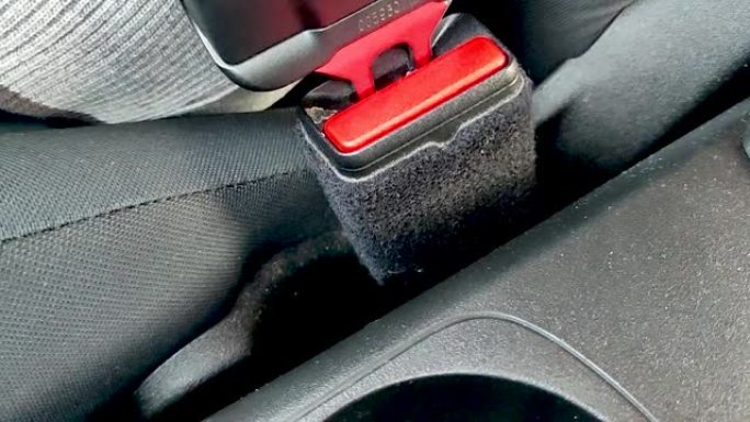 手动系好和解开汽车上的安全带。