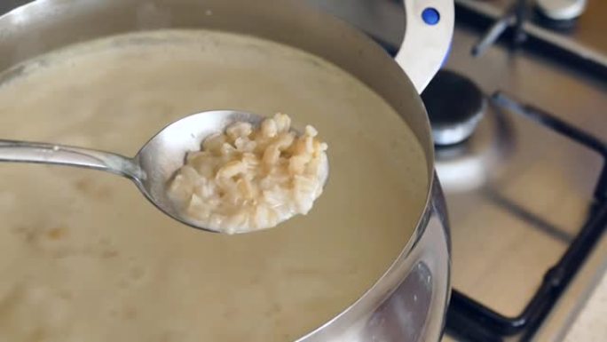 美味的土耳其 (yayla) 酸奶汤，不含薄荷，特写
在锅里煮沸的非常热的酸奶汤，