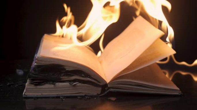一本打开的书着火了