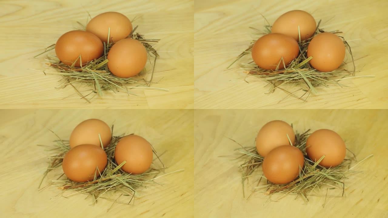 三个鸡蛋在木板上旋转