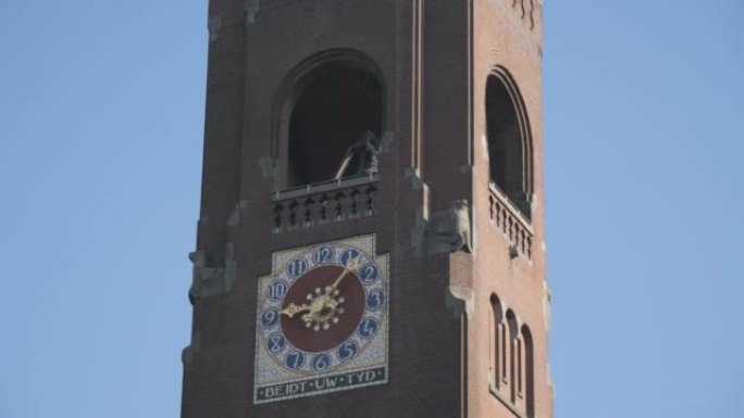 一座历史悠久的钟楼的特写视图。