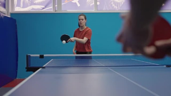 乒乓球比赛中服役的年轻人