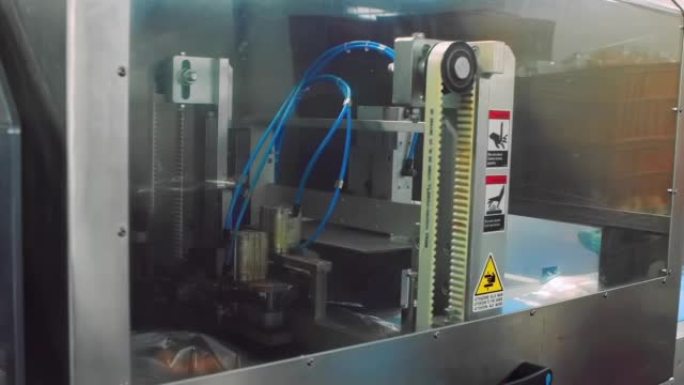 工业肉类加工厂。自动化机床，用于在生产线，车间的传送带上的塑料中真空包装食品煮香肠半成品