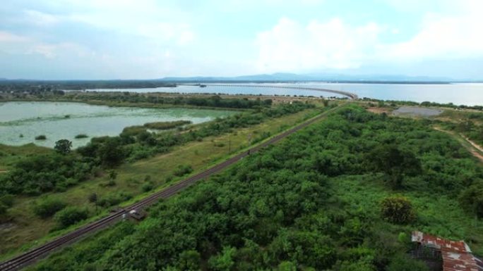 泰国中部Pa Sak dam Lopburi上的火车和大坝大桥的铁路桥的空中无人机视图。