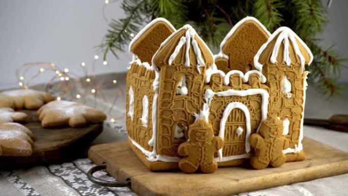 姜饼屋圣诞自制烘焙。姜饼人。圣诞树形状的饼干和桌子上的雪花。甜点的食物。冬季姜饼