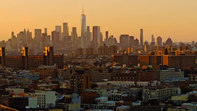 日落前的傍晚，可欣赏曼哈顿市中心和自由塔的远程景色。布鲁克林住宅区的远处景色。具有快速平移摄像机运动
