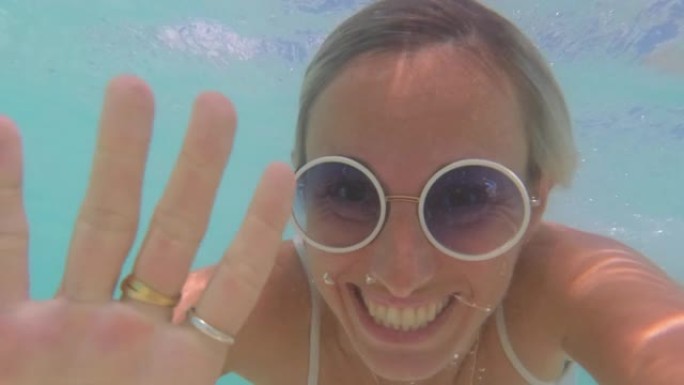 女人在水下游泳拍摄视频自拍照
