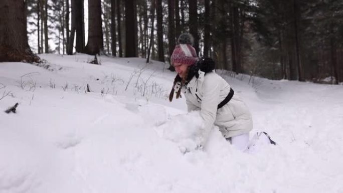 十几岁的女孩正在森林里扔雪