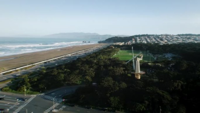 美国加利福尼亚州旧金山2020的西区。移动鸟瞰图向北移动，穿过金门公园的西端，有风车、大公路、足球红