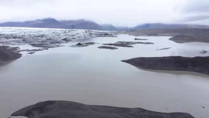 飞越冰岛Vatnajokull国家公园Svinafellsjokull湖融化的冰山。全球变暖和气候变