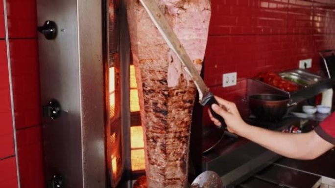 在餐厅烹饪和切片土耳其捐助者