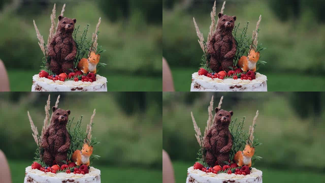 生日蛋糕上装饰着熊和狐狸的美味可食用人物。特写拍摄