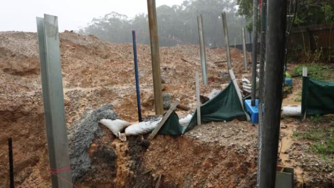 倾盆大雨期间用于开发现场4k挡土墙的钢柱