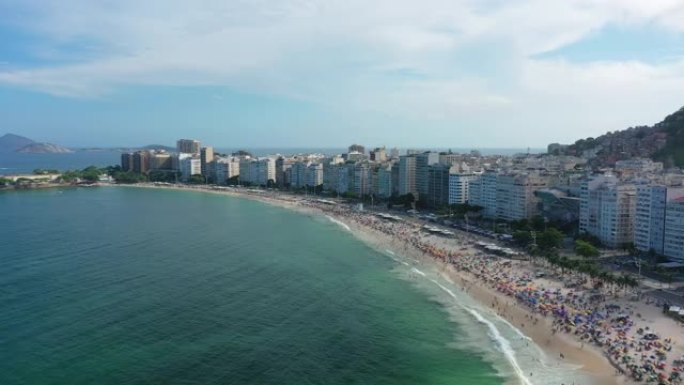 里约热内卢市传奇海滩科帕卡巴纳 (Praia de Copacabana) 的鸟瞰图 -- 南美洲巴