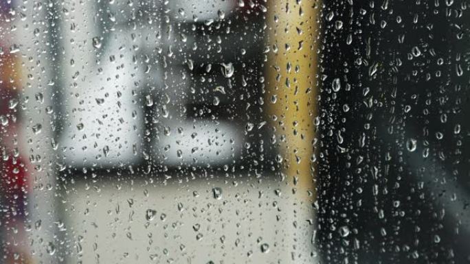 雨滴在雨天从窗玻璃上掉下来