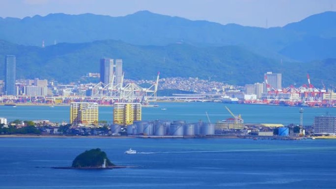 日本福冈市博多港工业区。小型船舶、集装箱、起重机。