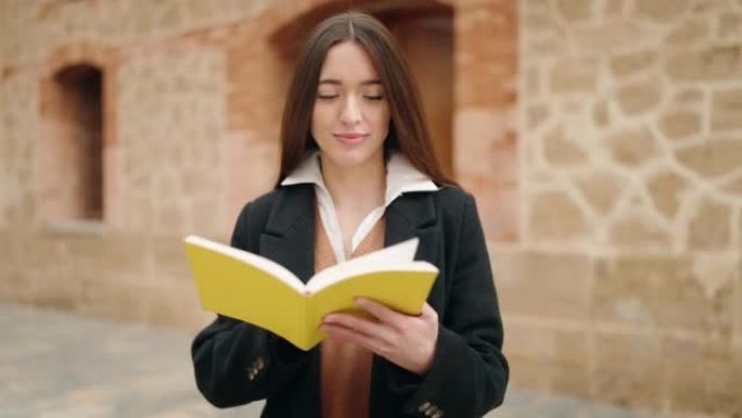年轻的西班牙裔妇女在大学里微笑着自信的读书