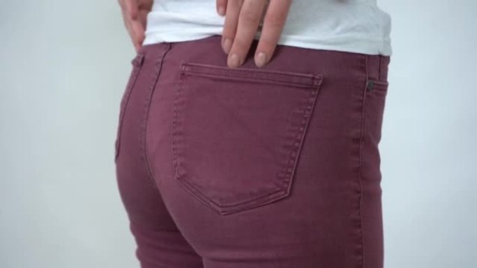 红色勃艮第牛仔裤的紧身女性屁股