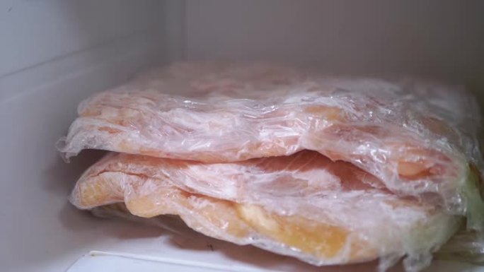 储存和冷冻包裹在保鲜膜中的鲜肉慢动作