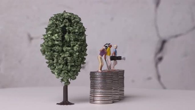 微型高尔夫球手站在一堆硬币和一棵微型树上。