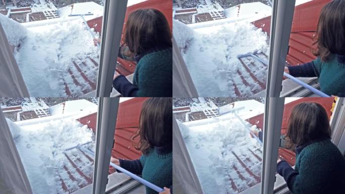 大雪后，女人在屋顶上除雪