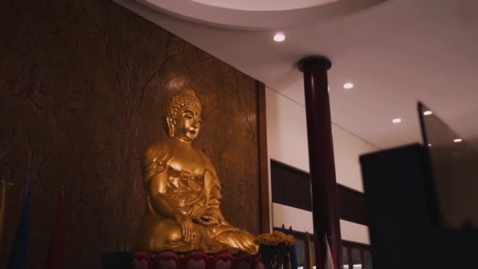 中国寺院建筑中带有棕色墙壁纹理的大尺寸佛教神像