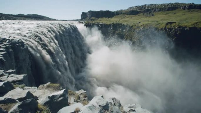 令人印象深刻的强大Dettifoss瀑布，前景为悬崖边缘，冰岛，欧洲