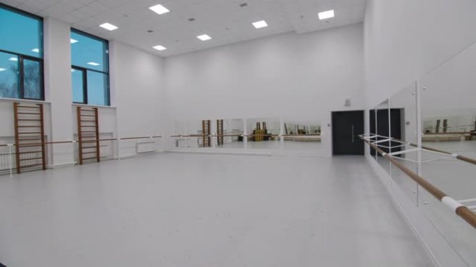 空荡荡的舞蹈教室，配有大镜子和木条