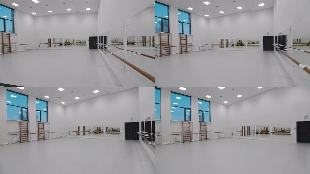 空荡荡的舞蹈教室，配有大镜子和木条