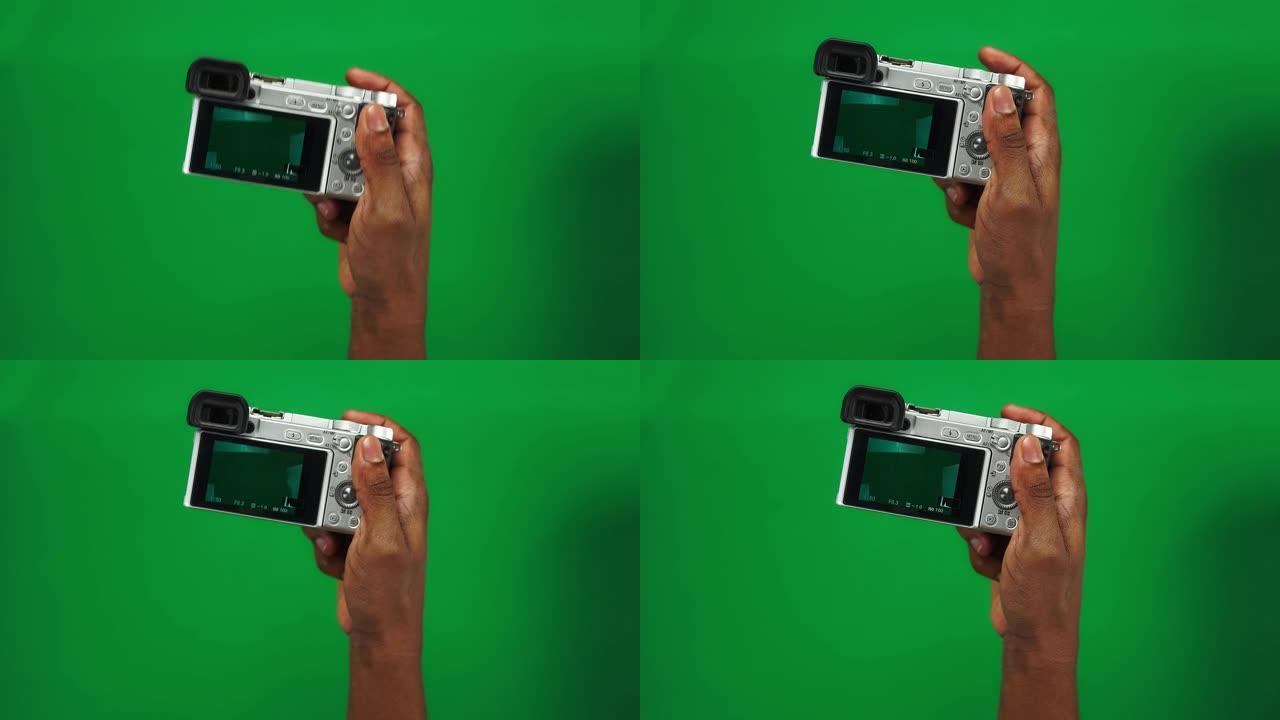 一组3个手势的男性黑手拿着银色照片相机和按钮在绿屏背景上