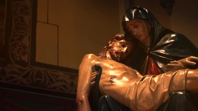 2017年3月13日，雅加达: 手持耶稣遗体的玛丽雕像的录像
