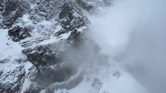 楚格峰山崖的鸟瞰图