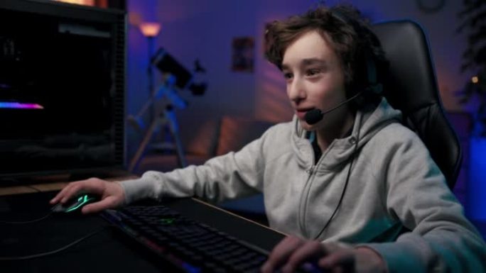 一个幼年就沉迷于电脑游戏的孩子。大学时代的男孩晚上坐在电脑前玩射击游戏，视频游戏，与团队成员通过耳机