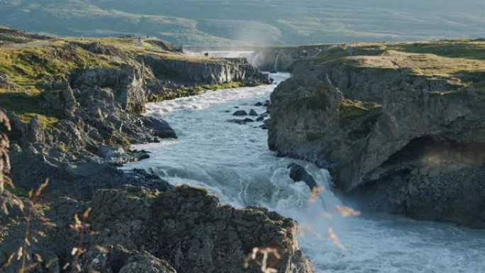 盖塔福斯瀑布靠近冰岛的日落光照亮的戈达福斯。