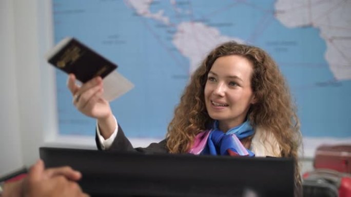 微笑的白人女性航空公司工作人员在机场的登机柜台归还客户护照