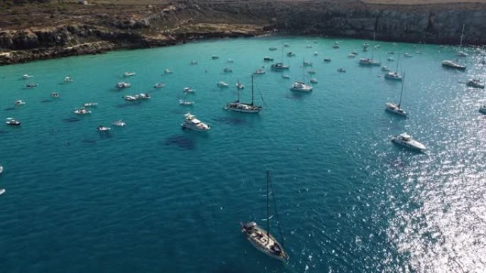 许多船停泊在法维格纳纳岛的一个海滩Cala Rossa