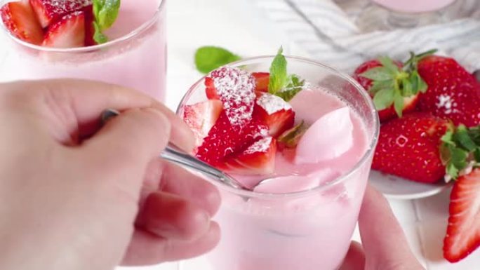 草莓奶油布丁甜点