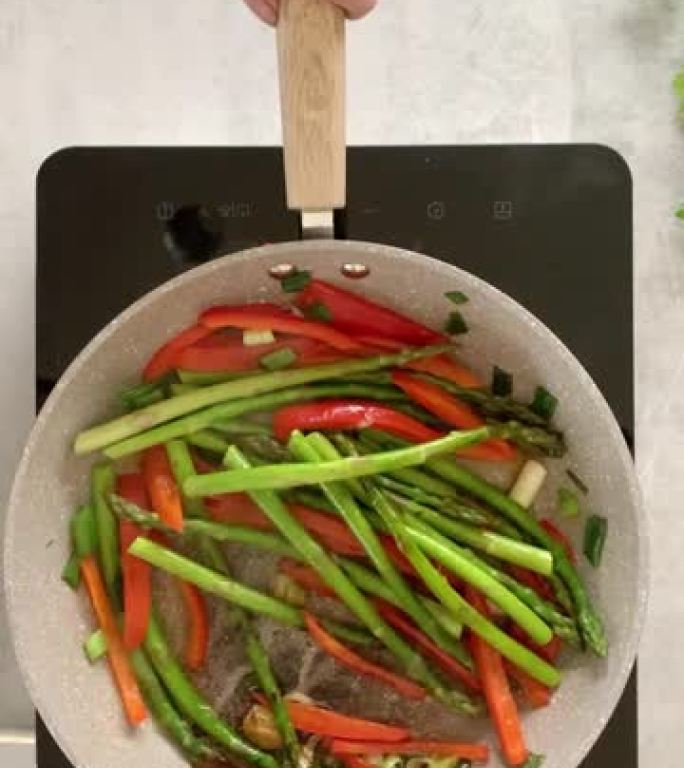 社交菜肉馅煎蛋饼慢动作的垂直食物准备博客蒙太奇